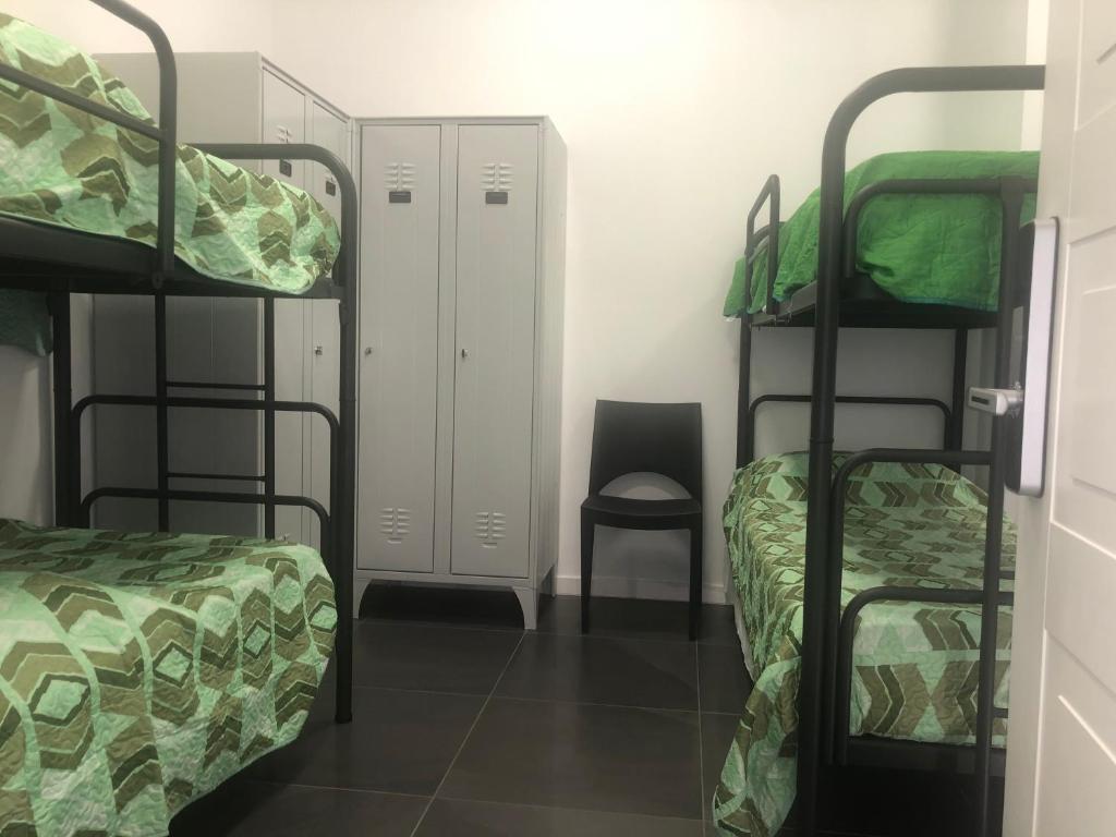 Номер (Кровать в общем номере для мужчин с 4 кроватями) гостевого дома Top Floor, Неаполь