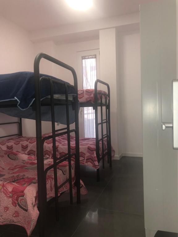 Номер (Кровать в общем номере для женщин с 4 кроватями) гостевого дома Top Floor, Неаполь