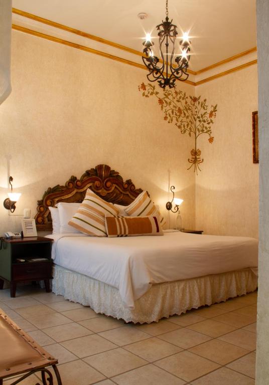 Сьюит (Номер Делюкс с кроватью размера «king-size») отеля Los Pilares Hotel, Оахака-де-Хуарес