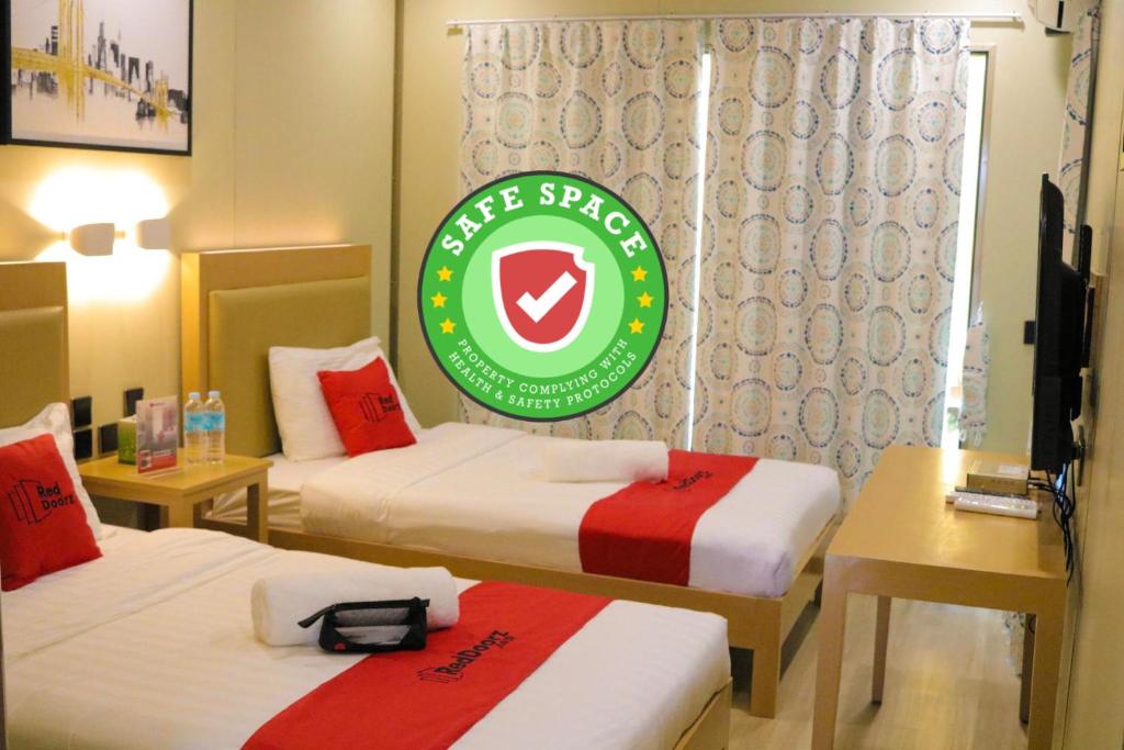 Двухместный (Двухместный номер с 2 отдельными кроватями) отеля RedDoorz Plus @ AS Fortuna Cebu, Себу