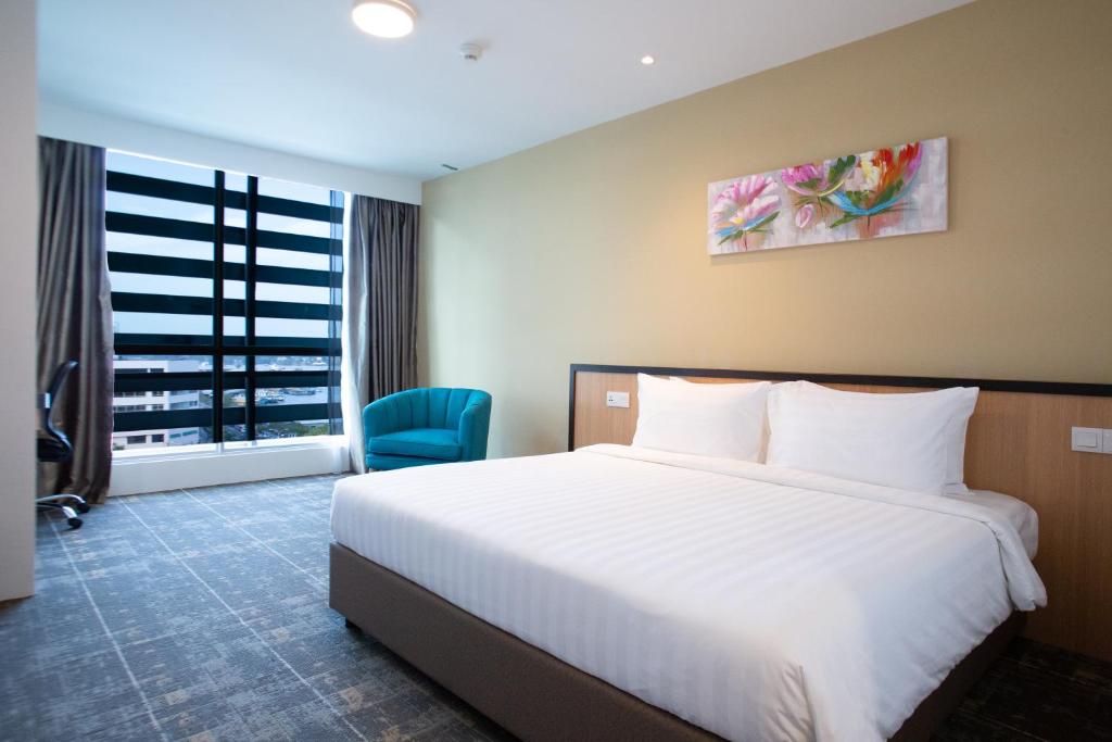 Двухместный (Номер Делюкс с кроватью размера «king-size» и видом на море) отеля Hotel 7 Suria, Кота-Кинабалу