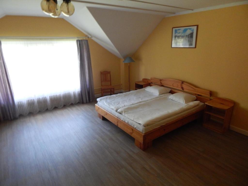 Трехместный (Трехместный номер) отеля Motel Brencis, Елгава