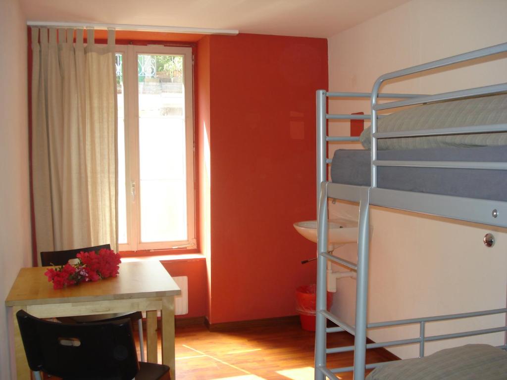 Двухместный (Бюджетный двухместный номер с 2 отдельными кроватями и общей ванной комнатой) хостела Hostel Lion Lodge Luzern, Люцерн