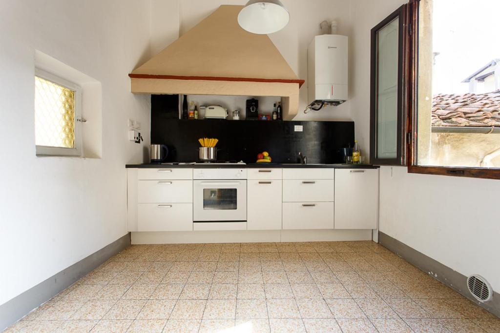 Апартаменты (Апартаменты с 4 спальнями: Via Ghibellina, 69), Apartments Florence- Duomo