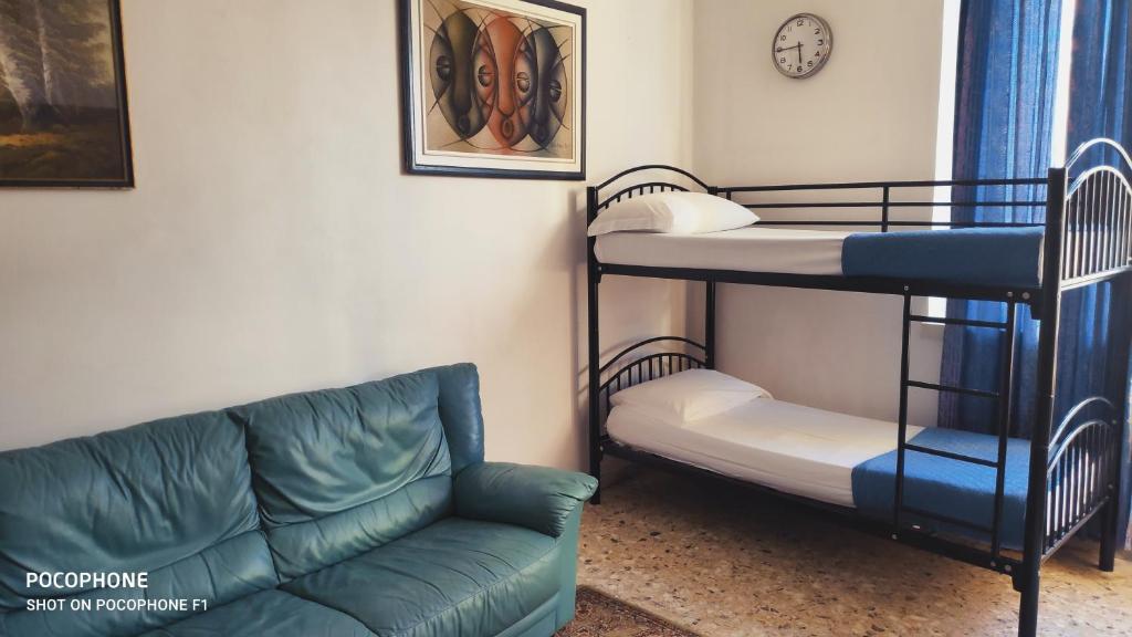 Номер (Односпальная кровать в общем номере для женщин) хостела Two Ducks Hostel, Рим