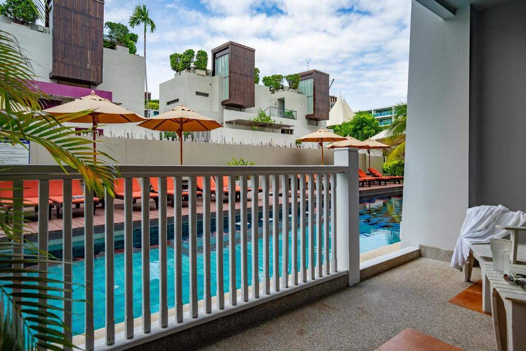 Сьюит (Mini Suite Pool Access Balcony) курортного отеля Loligo Resort Hua Hin, Хуахин