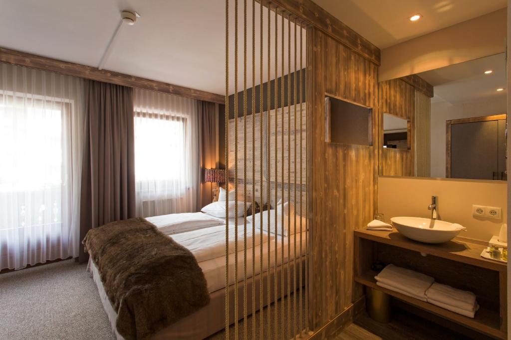Двухместный (Стандартный двухместный номер с 1 кроватью и балконом) отеля Alpenhotel Stefanie, Целль-ам-Циллер