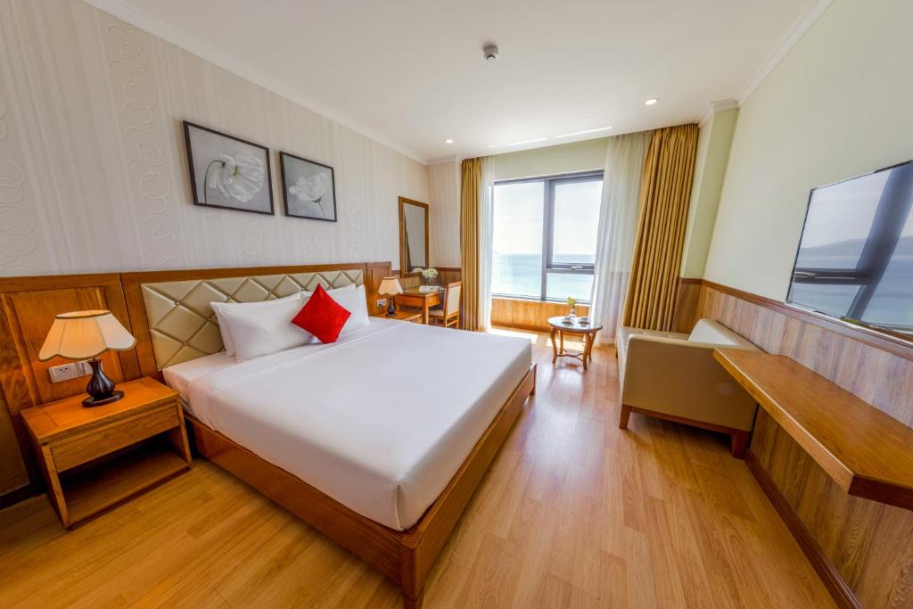 Двухместный (Двухместный номер «Премиум» с 1 кроватью, вид на море — Трансфер от/до аэропорта (в 1 сторону)) отеля Serene Danang Hotel, Дананг
