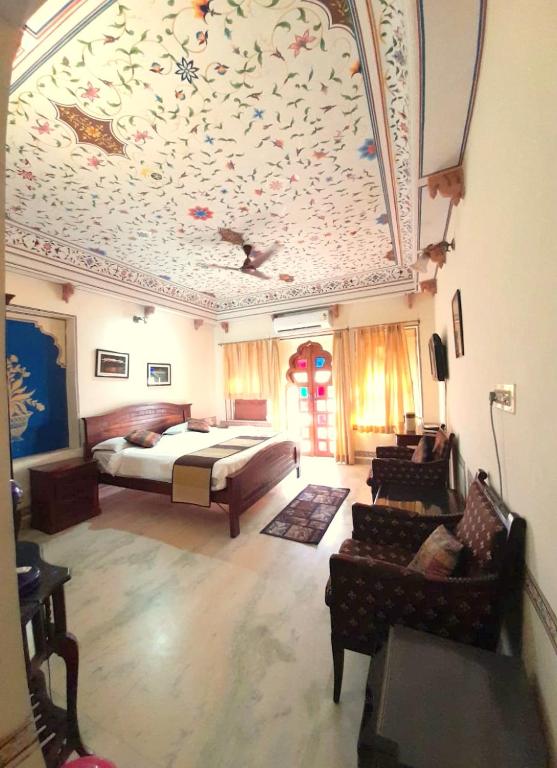 Двухместный (Двухместный номер Супер Делюкс с 1 кроватью) отеля Sajjan Niwas, Джайпур