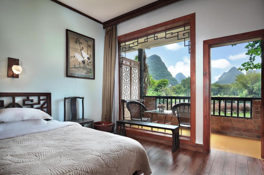 Двухместный (Улучшенный номер с кроватью размера «queen-size» и видом на реку) отеля Yangshuo Mountain Retreat, Яншо