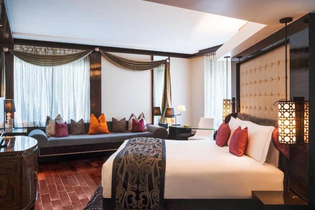 Сьюит (Полулюкс с кроватью размера «king-size» и правом посещения клубного лаунджа) отеля Sofitel Mumbai BKC, Мумбай