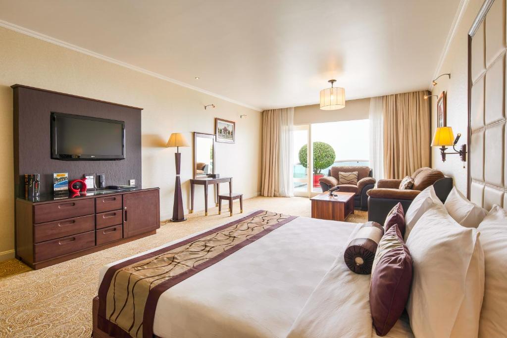 Двухместный (Двухместный номер Делюкс с 1 кроватью или 2 отдельными кроватями и видом на море) отеля Sea Links Beach Resort & Golf, Фантхьет