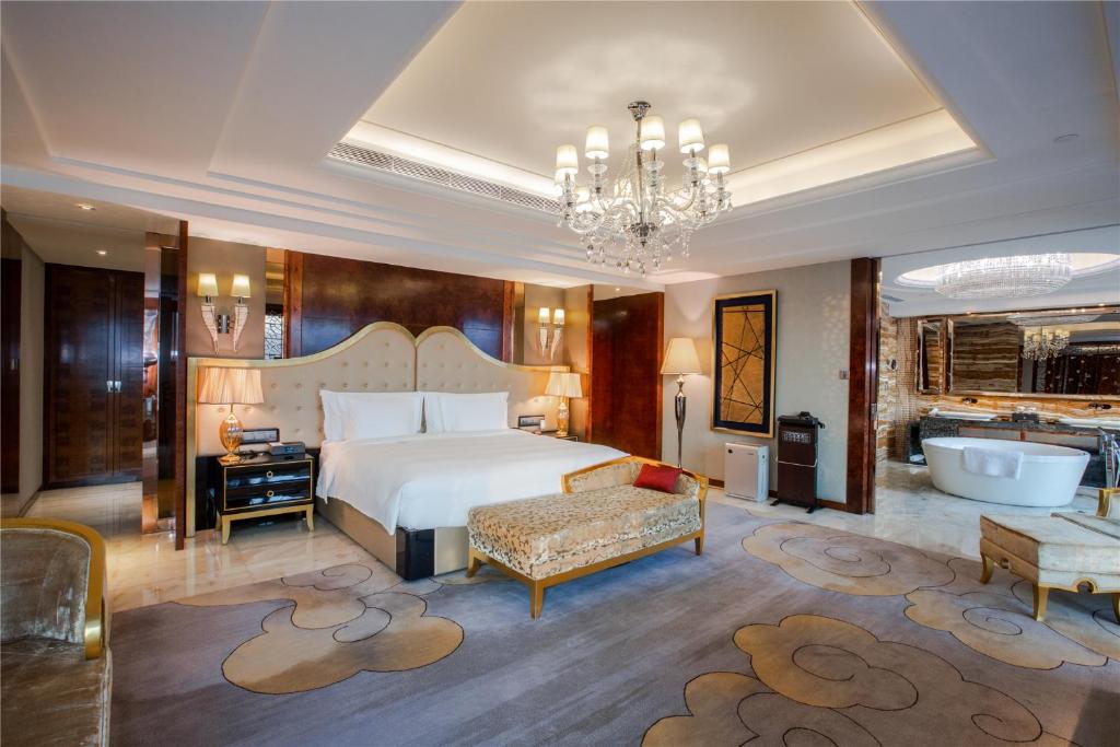 Сьюит (Президентский люкс с 2 кроватями размера «king-size») отеля Crowne Plaza Hotel Lanzhou, Ланьчжоу