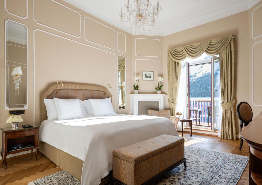 Двухместный (Фирменный двухместный номер «Озеро» с 1 кроватью и балконом) отеля Badrutt's Palace Hotel, Санкт-Мориц