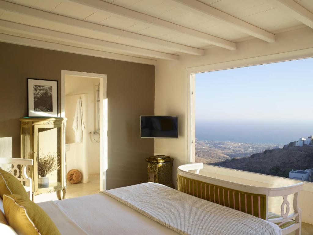 Номер (Двухместный номер «Премиум» с 1 кроватью и видом на море) отеля Aeolis Tinos Suites, Тинос