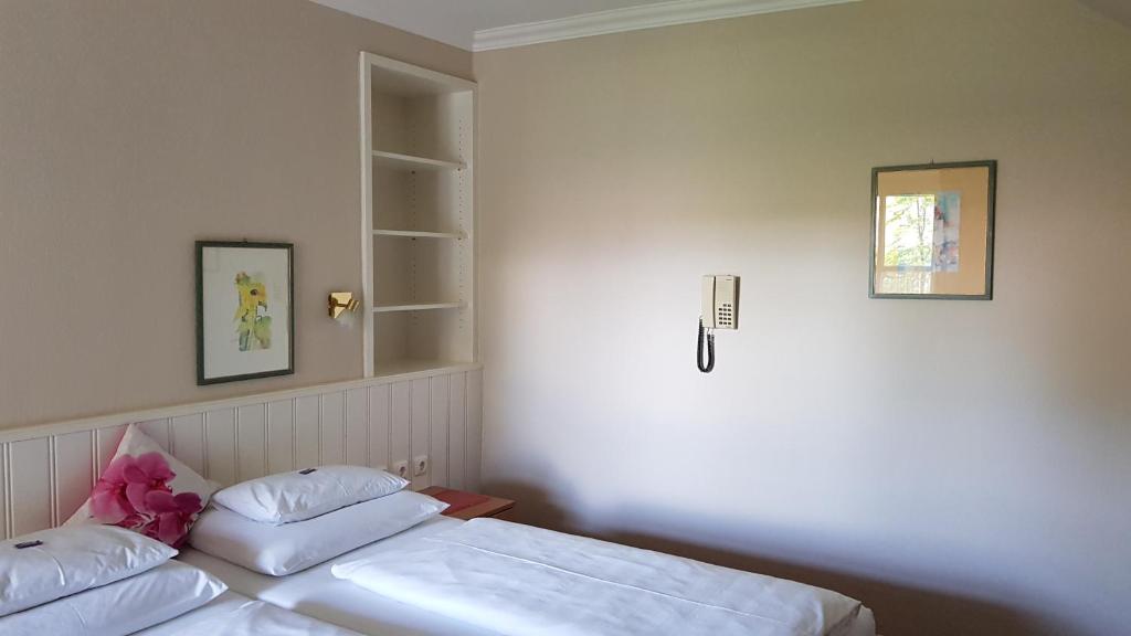 Двухместный (Небольшой двухместный номер с 1 кроватью и балконом) отеля Hotel - Garni Stabauer, Мондзе
