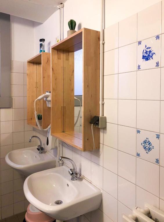Двухместный (Двухместный номер с 1 кроватью и общей ванной комнатой) хостела Hostel ROOM Rotterdam, Роттердам