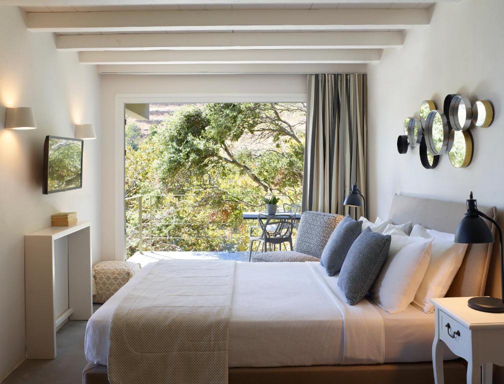 Двухместный (Двухместный номер с 1 кроватью и видом на горы) отеля Aeolis Tinos Suites, Тинос