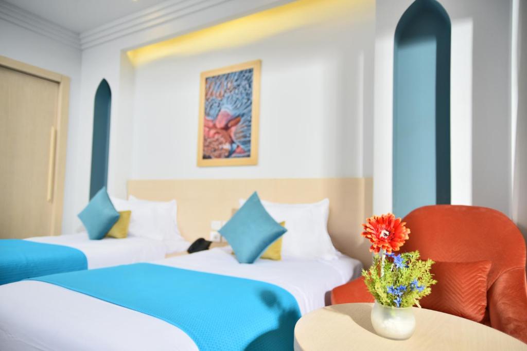 Двухместный (Номер Делюкс с видом на лагуну и дополнительной кроватью) курортного отеля Hotelux La Playa Alamein, Эль-Аламейн