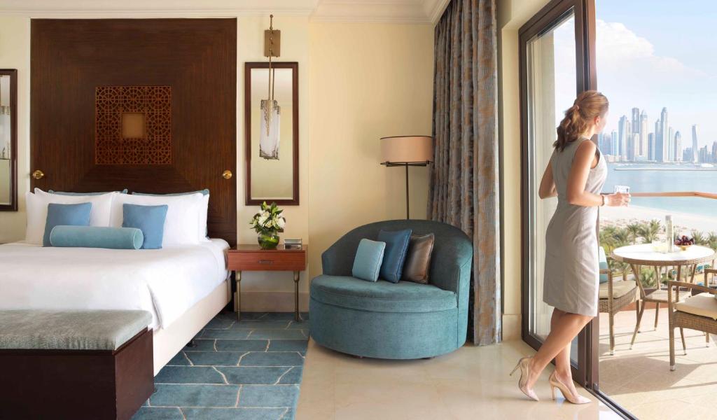 Двухместный (Номер Делюкс Heritage с кроватью размера «king-size» и балконом, вид на море и остров Палм-Джумейра) курортного отеля Fairmont The Palm, Дубай