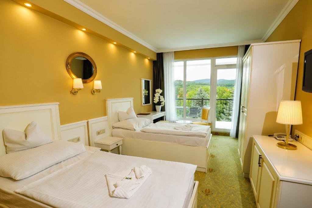 Двухместный (Двухместный номер с 2 отдельными кроватями и балконом) отеля Calimbra Wellness Hotel Superior, Мишкольц-Тапольца