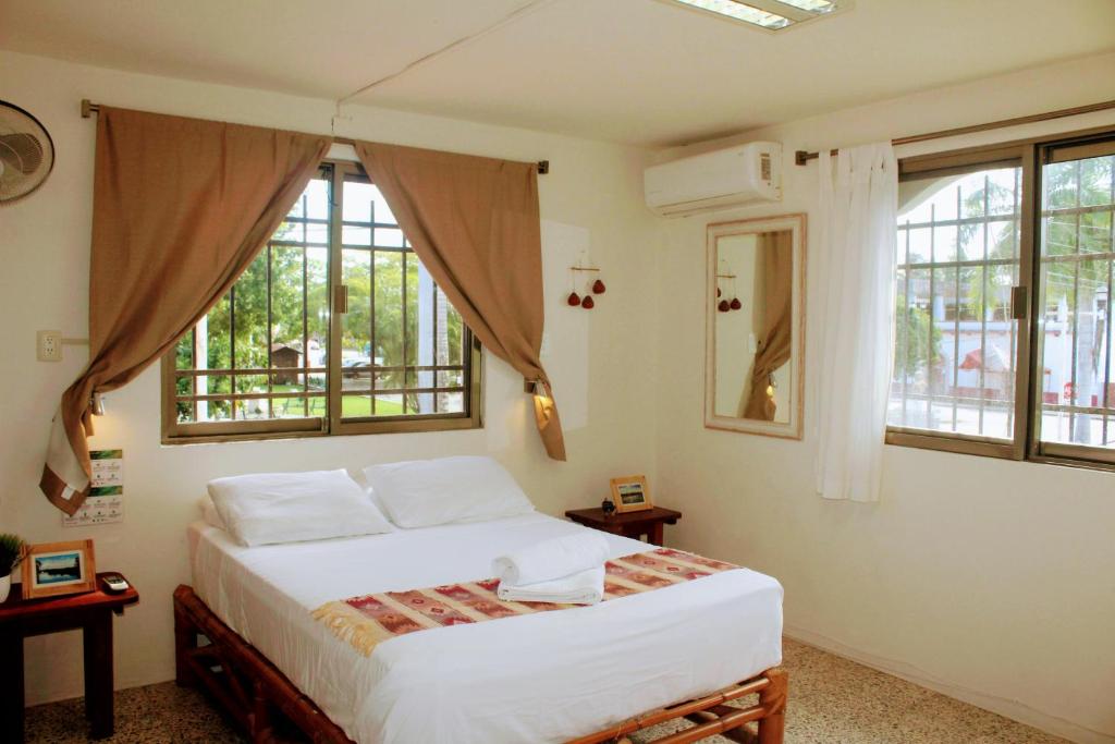 Трехместный (Трехместный номер с общей ванной комнатой) хостела Hostal & Suites Pata de Perro, Бакалар