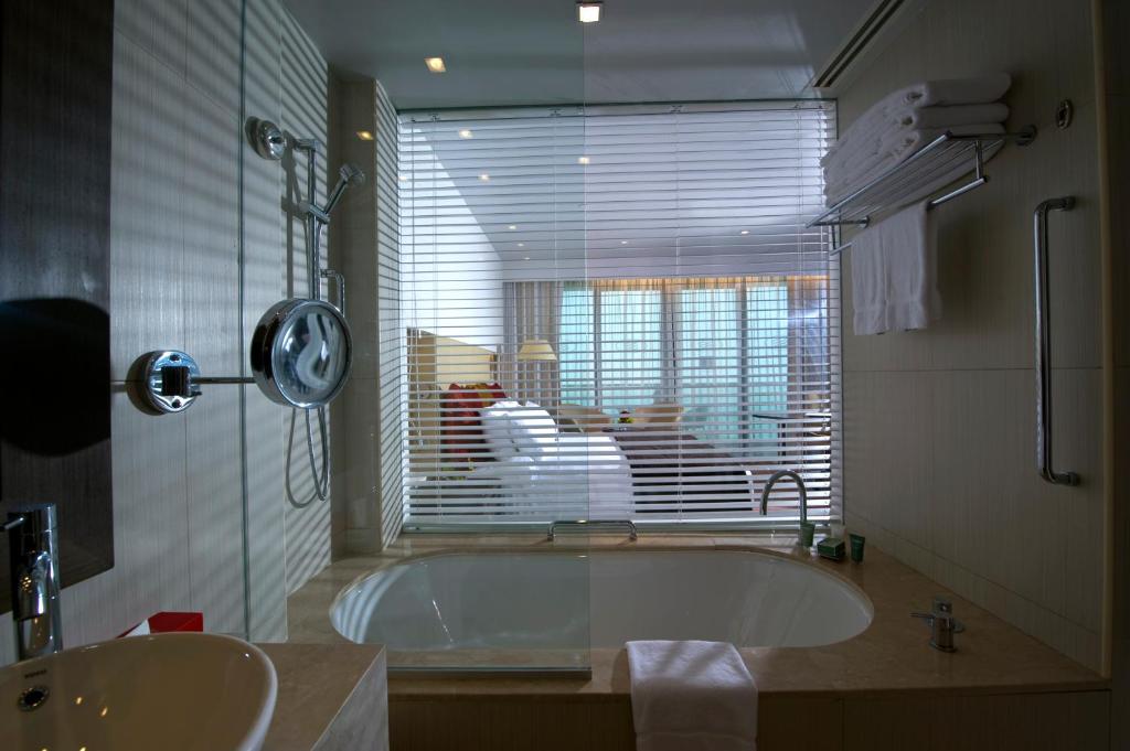 Сьюит (Клубный номер Делюкс с кроватью размера «king-size» и видом на море - Для некурящих) отеля Crowne Plaza Yas Island, Абу-Даби