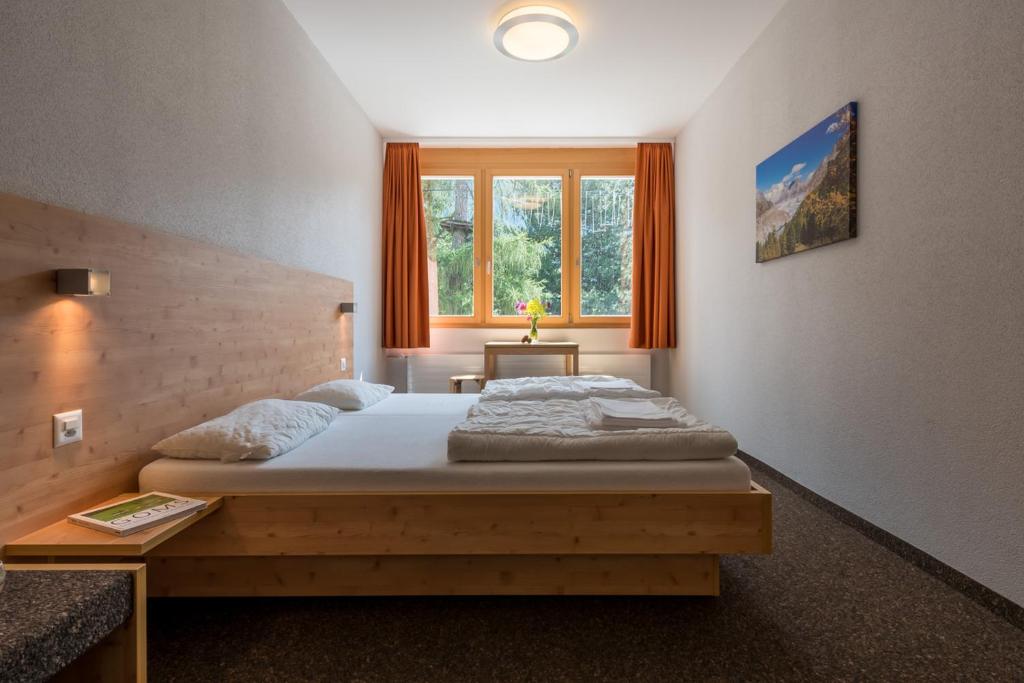 Двухместный (Двухместный номер эконом-класса с 1 кроватью и общей ванной комнатой) хостела Sport Resort Fiesch, Бельвальд