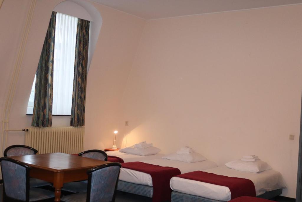 Двухместный (Двухместный номер эконом-класса с 2 отдельными кроватями и общей ванной комнатой) отеля Abdij Rolduc, Маастрихт