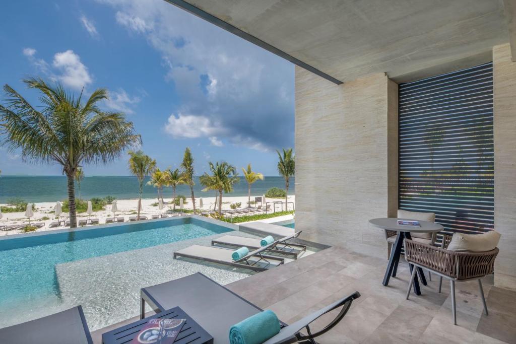 Сьюит (Полулюкс Serenity Club с непосредственным доступом к бассейну, вид на океан) курортного отеля Haven Riviera Cancun, Канкун