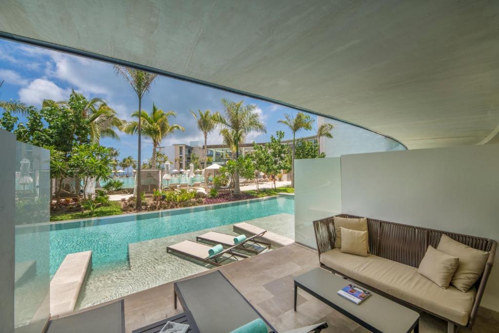 Сьюит (Полулюкс с непосредственным доступом к бассейну, частичный вид на океан) курортного отеля Haven Riviera Cancun, Канкун