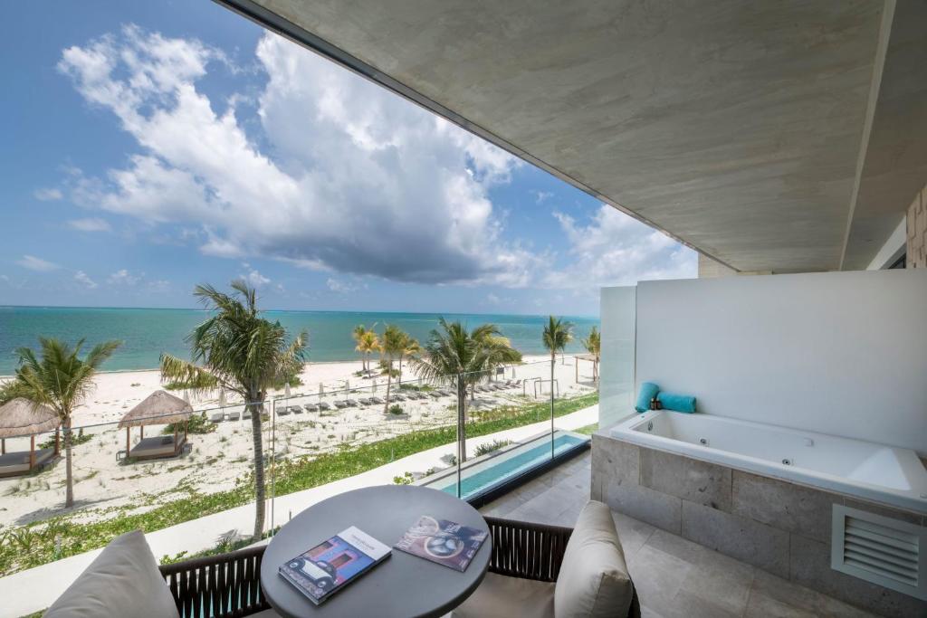 Сьюит (Полулюкс Serenity Club с видом на океан) курортного отеля Haven Riviera Cancun, Канкун