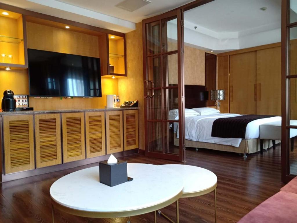 Сьюит (Улучшенный люкс с 1 кроватью размера «king-size») отеля Marco Polo Parkside, Beijing, Пекин