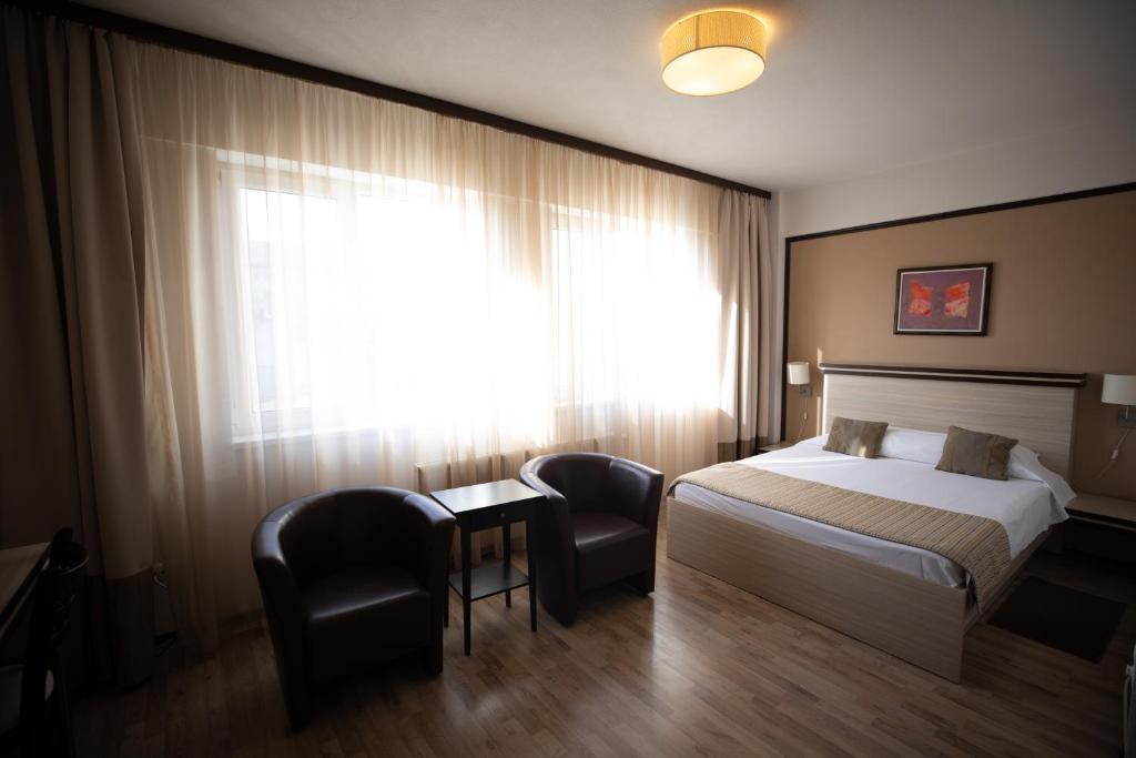 Двухместный (Улучшенный двухместный номер с 1 кроватью) отеля Hotel Check Inn, Тимишоара