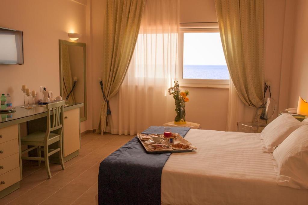 Двухместный (Двухместный номер с 1 кроватью или 2 отдельными кроватями и частичным видом на море) отеля Summit Hotel, Гаэта