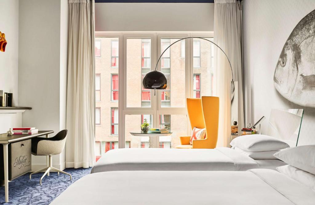 Двухместный (Двухместный номер с 2 отдельными кроватями и видом на сад) отеля Andaz Amsterdam Prinsengracht - A Hyatt Hotel, Амстердам