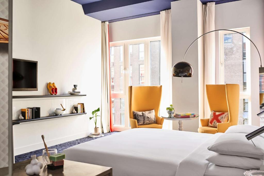 Трехместный (Большой номер с кроватью размера «king-size» и видом на сад) отеля Andaz Amsterdam Prinsengracht - A Hyatt Hotel, Амстердам