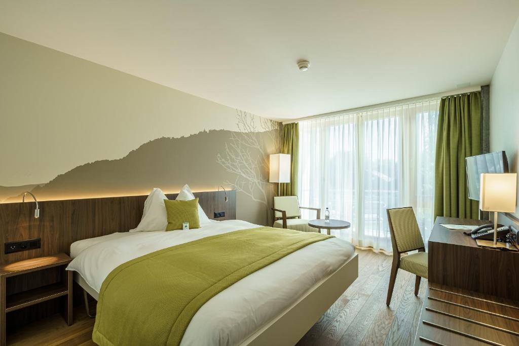 Двухместный (Номер «Премиум» с большой кроватью) отеля Hotel Artos Interlaken, Интерлакен