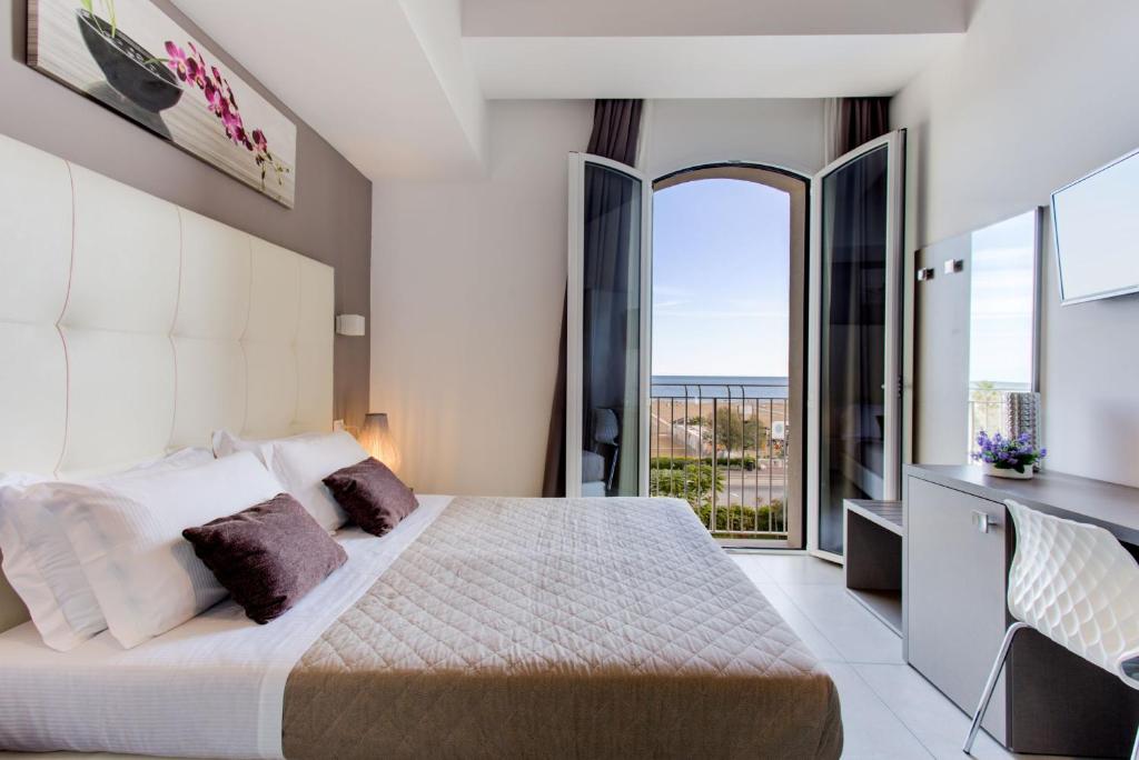 Двухместный (Улучшенный номер с видом на море) отеля Hotel Villa Augustea, Римини