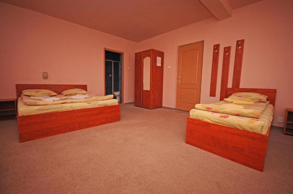 Четырехместный (Четырехместный номер с собственной ванной комнатой) мотеля Imola Motel, Пьятра-Нямц