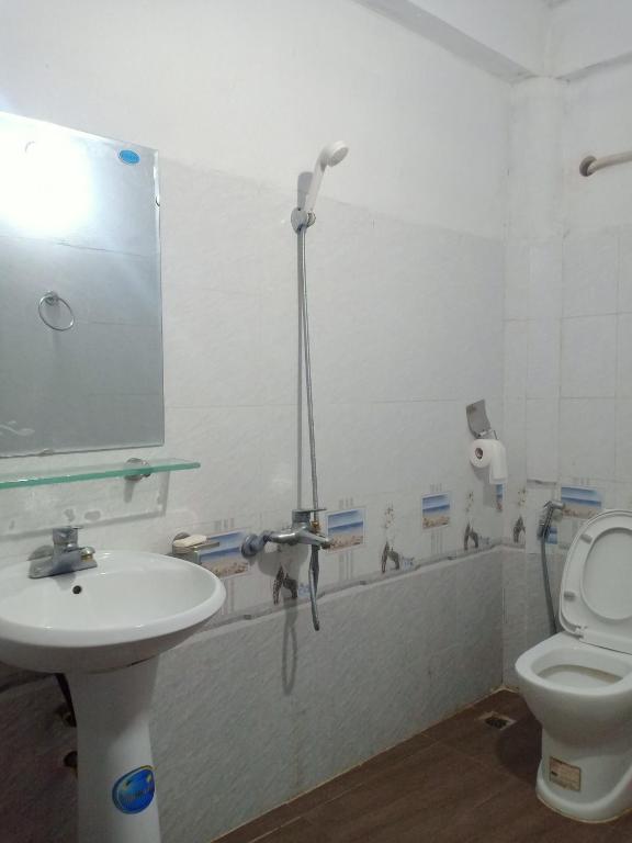 Двухместный (Двухместный номер с 2 отдельными кроватями и собственной ванной комнатой) семейного отеля Ba Be Lake View Homestay, Баккан