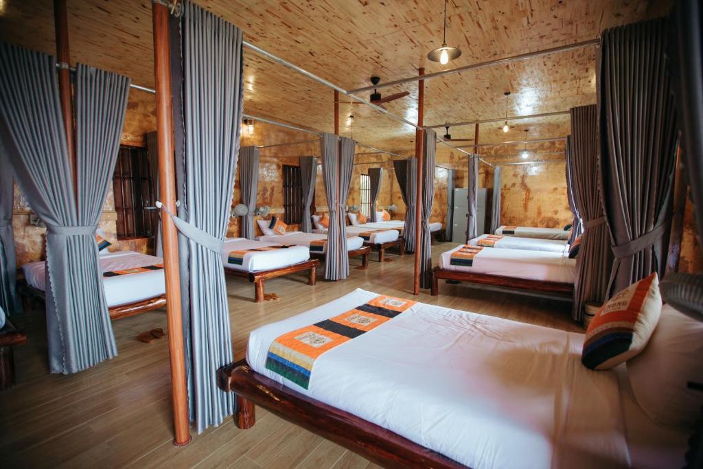 Номер (Односпальная кровать в общем номере с 10 кроватями) курортного отеля Hmong Village Resort, Хазянг