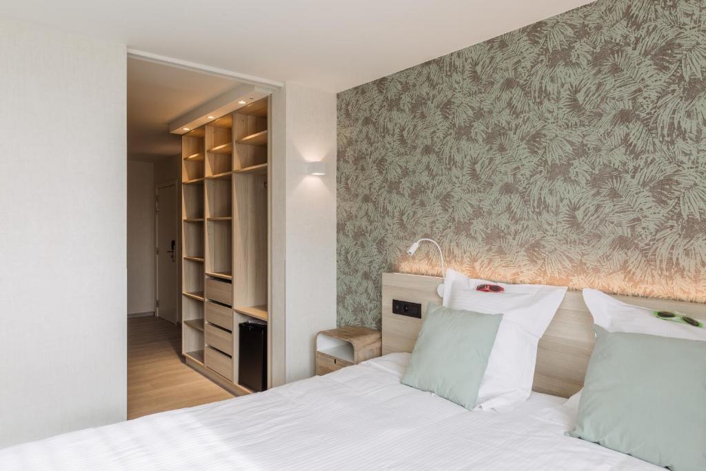 Семейный (Улучшенный семейный двухместный номер с 1 кроватью или 2 отдельными кроватями, вид на город) отеля C-Hotels Helios, Бланкенберге