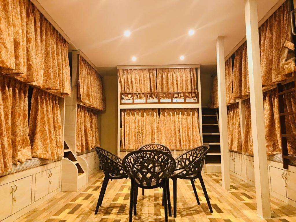 Номер (Спальное место на двухъярусной кровати в общем номере для женщин) хостела Hygienic Blossom Dormitory For Male and Female, Мумбай