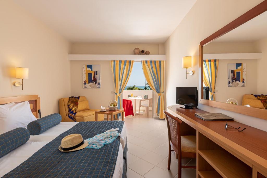 Двухместный (Двухместный номер с 1 кроватью или 2 отдельными кроватями и видом на море) отеля Anissa Beach Hotel, Херсониссос
