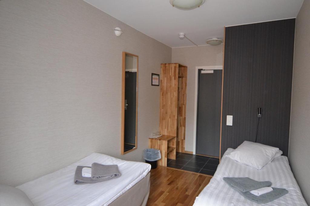 Двухместный (Двухместный номер эконом-класса с 2 отдельными кроватями и общей ванной комнатой) отеля Hotell Svanen, Кальмар