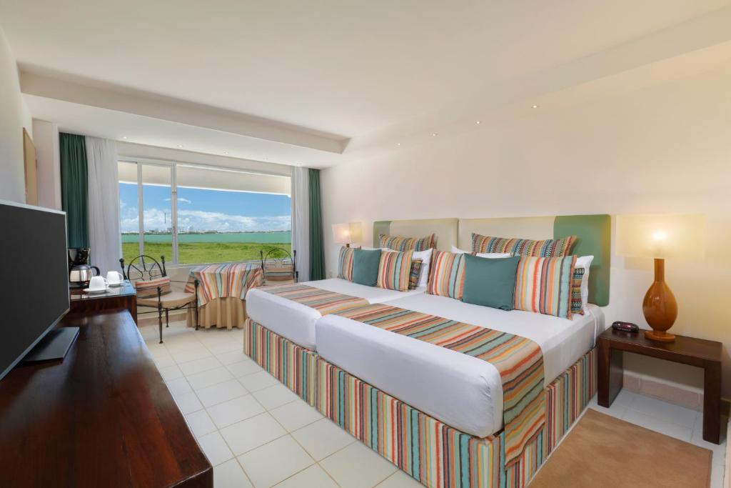 Двухместный (Улучшенный двухместный номер с 1 кроватью или 2 отдельными кроватями) курортного отеля Oasis Palm - Все включено, Канкун
