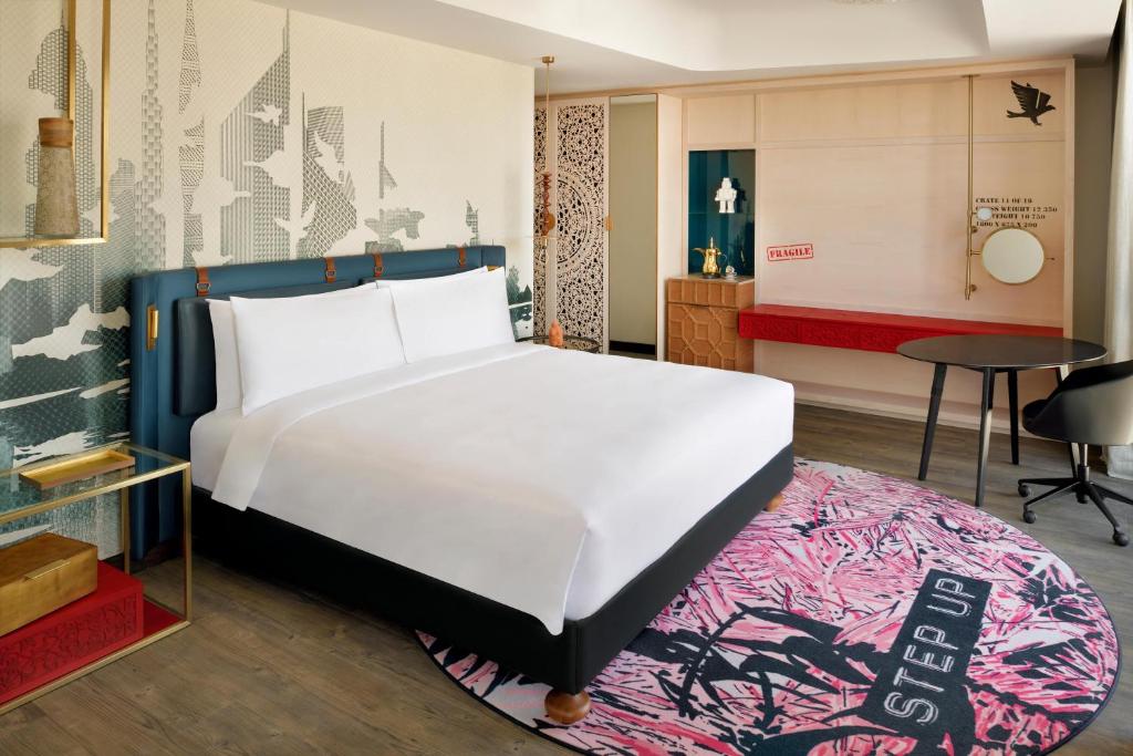 Двухместный (Стандартный номер с кроватью размера «king-size» или 2 отдельными кроватями — Бесплатное размещение и питание для детей до 12 лет) отеля Hotel Indigo Dubai Downtown, Дубай