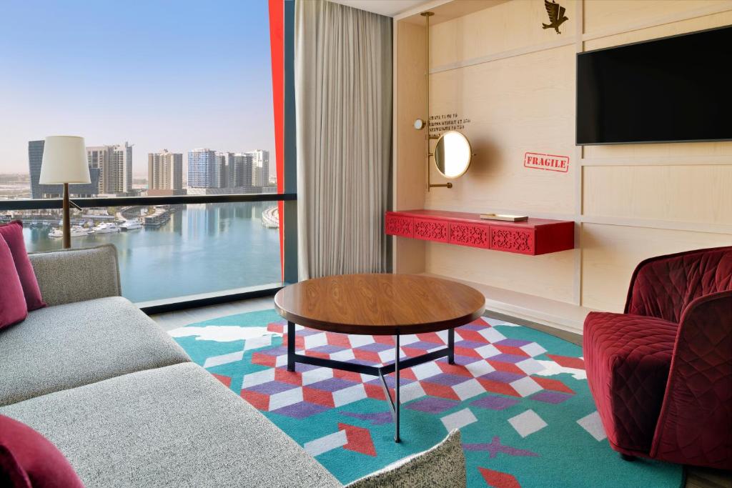 Сьюит (Дизайнерский люкс с 1 спальней, вид на бухту) отеля Hotel Indigo Dubai Downtown, Дубай