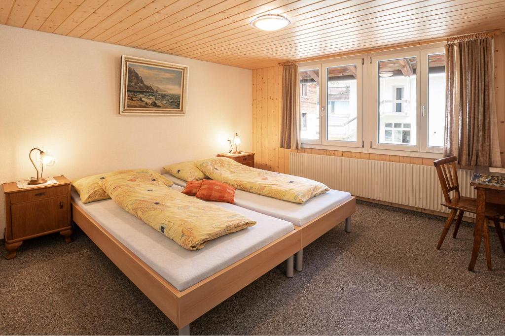 Двухместный (Двухместный номер с 2 отдельными кроватями и ванной комнатой) хостела Lehmann's Herberge Hostel, Гриндельвальд